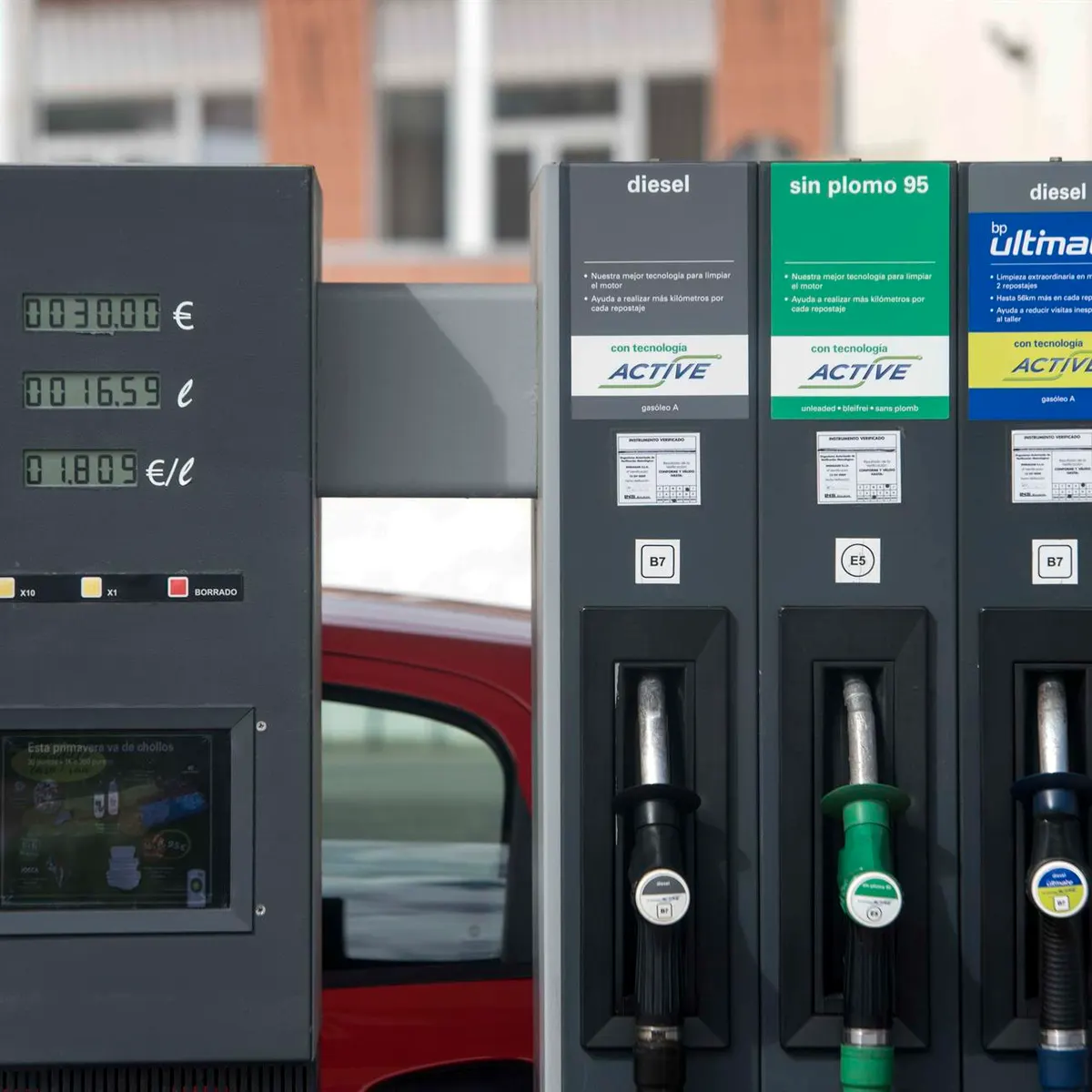 Estos son los litros de gasolina que puedes echar en tu coche con el salario medio 2 Motor16 gasolinera 104 Motor16