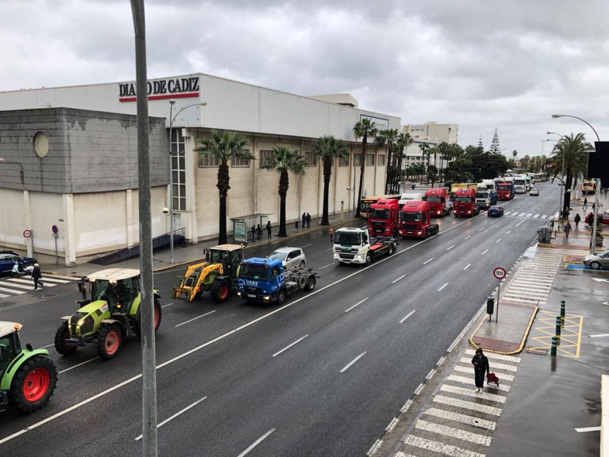 La marcha lenta por la huelga del transporte colapsa C diz Onda