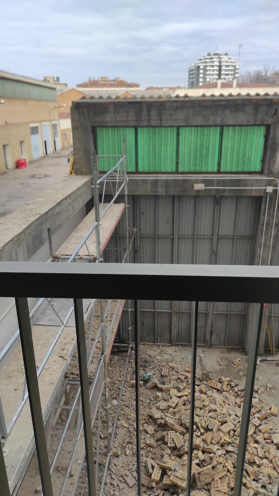 Quejas por unas naves donde tendría que haber un parque Quejas por unas naves donde tendría que haber un parque