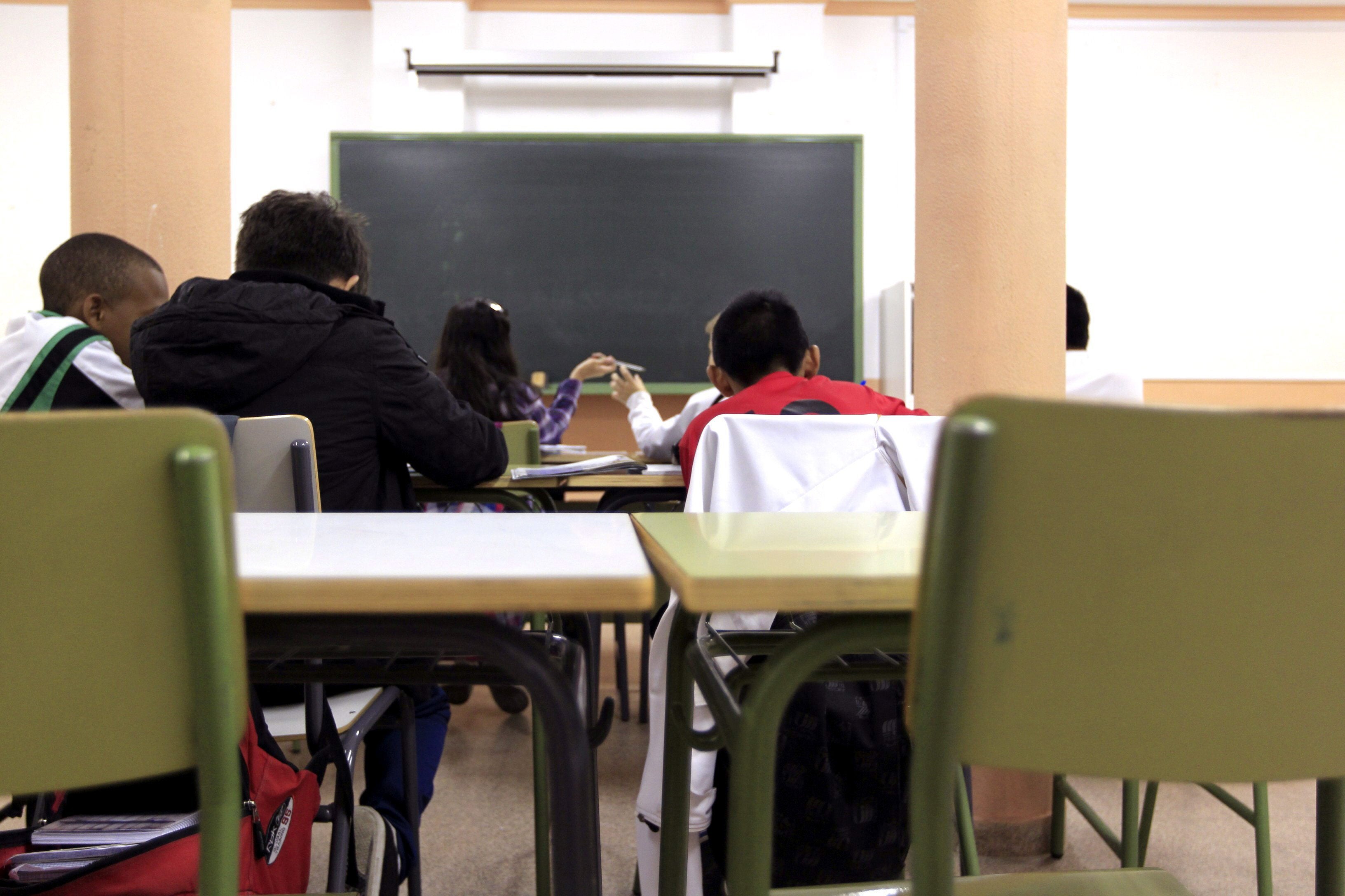 Las comunidades ven "insuficiente" la propuesta del Gobierno para aclimatar las aulas: "No da con ese dinero" Las comunidades ven "insuficiente" la propuesta del Gobierno para aclimatar las aulas: "No da con ese dinero"