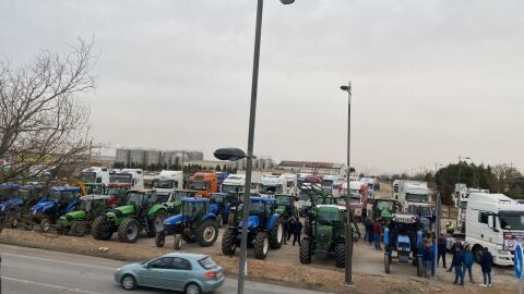 Concentración de camiones y tractores antes de iniciar la marcha en Tomelloso Concentración de camiones y tractores antes de iniciar la marcha en Tomelloso