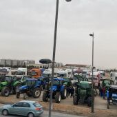 Concentración de camiones y tractores antes de iniciar la marcha en Tomelloso