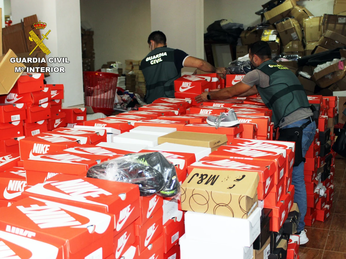 La Guardia Civil desmantela en Archena una organización criminal  especializada en falsificación y distribución de ropa y calzado | Onda Cero  Radio