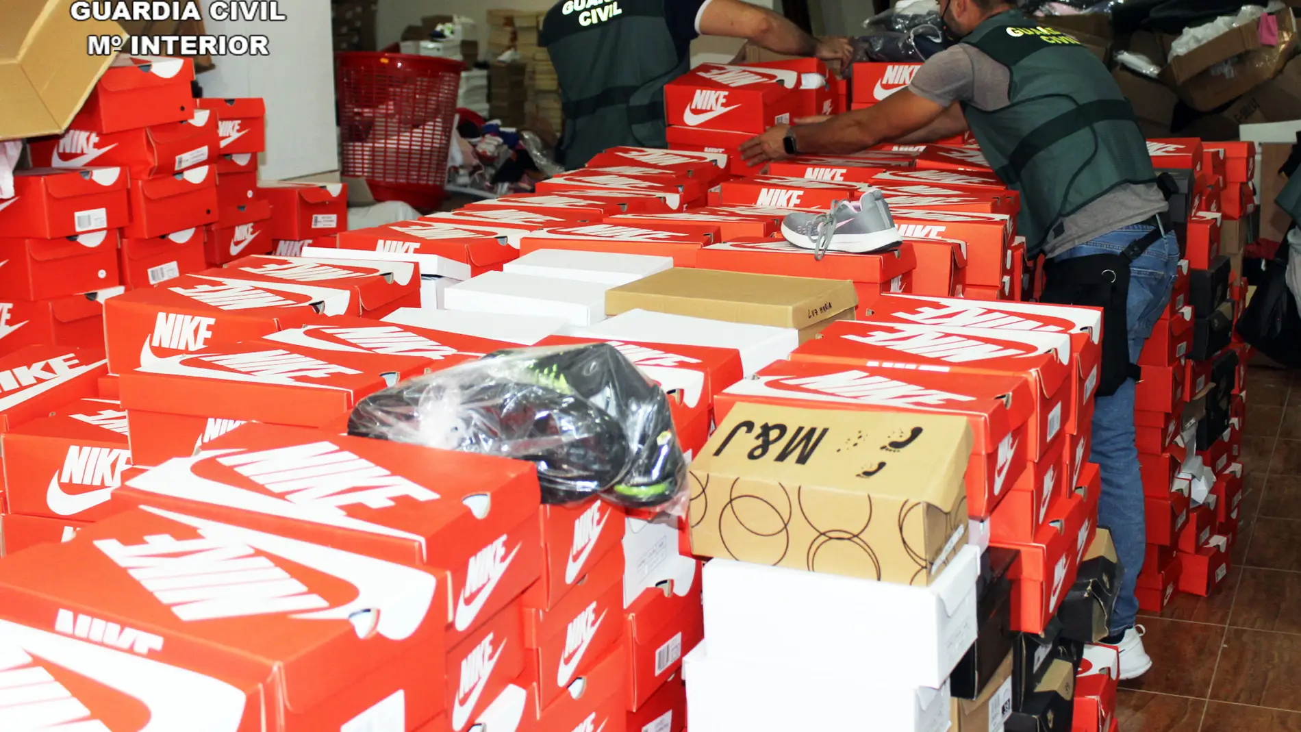 Guardia Civil desmantela en Archena una organización criminal especializada en falsificación y distribución de ropa calzado | Cero Radio