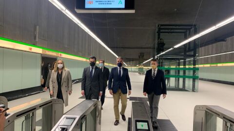 El presidente de la Junta de Andaluc&iacute;a, Juanma Moreno, en el acto de inicio de las pruebas y terminaci&oacute;n de las estaciones del tramo Atarazanas-Guadalmedina del suburbano de M&aacute;laga 