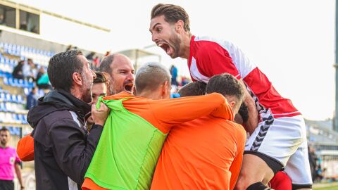 Los jugadores del Intercity celebran la victoria ante el Puertollano.