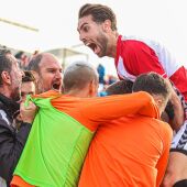 Los jugadores del Intercity celebran la victoria ante el Puertollano.