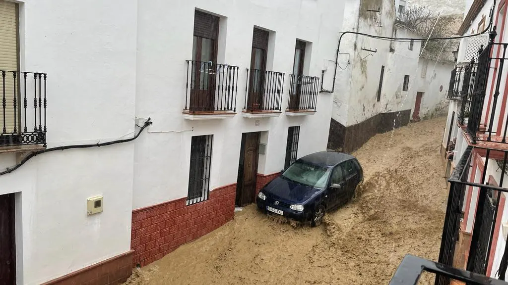 El río de agua baja por una calle de Setenil El río de agua baja por una calle de Setenil