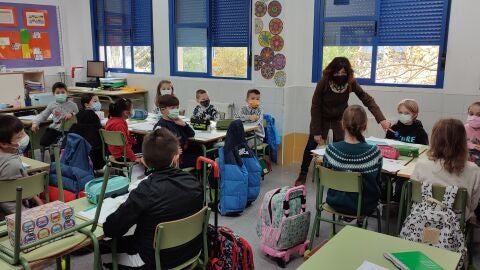 En esta aula de primaria, que acoge a dos niños ucranianos recién llegados, tres compañeros ejercen de traductores.