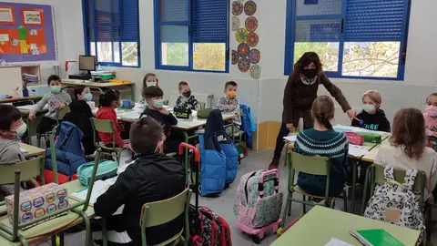 En esta aula de primaria, que acoge a dos niños ucranianos recién llegados, tres compañeros ejercen de traductores. acogida de niños ucranianos