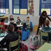 En esta aula de primaria, que acoge a dos niños ucranianos recién llegados, tres compañeros ejercen de traductores.