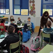 En esta aula de primaria, que acoge a dos niños ucranianos recién llegados, tres compañeros ejercen de traductores. En esta aula de primaria, que acoge a dos niños ucranianos recién llegados, tres compañeros ejercen de traductores.