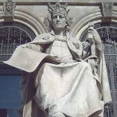 Estatua de Alfonso X El Sabio en la Biblioteca Nacional de Madrid 
