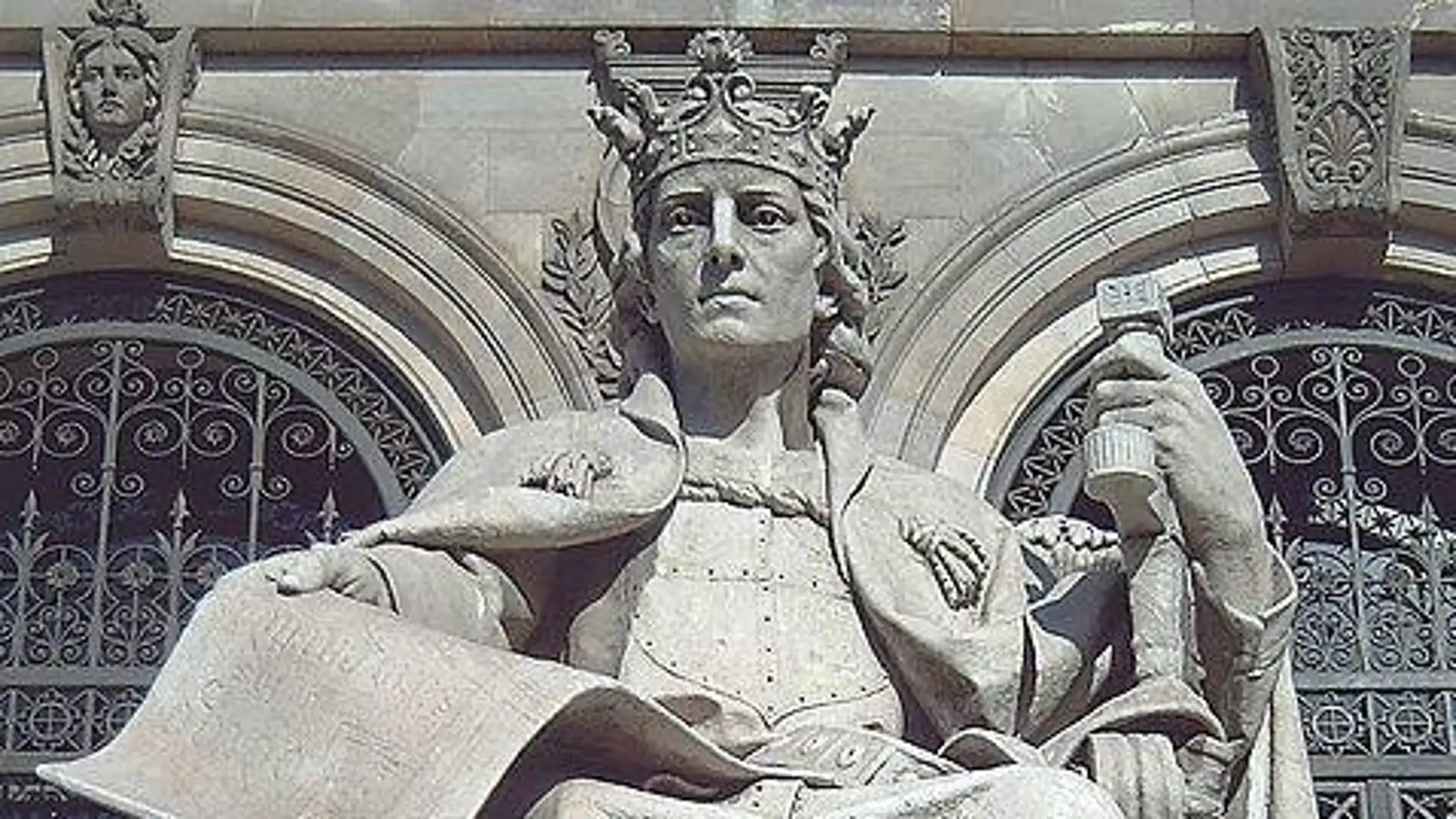 Estatua de Alfonso X El Sabio en la Biblioteca Nacional de Madrid 