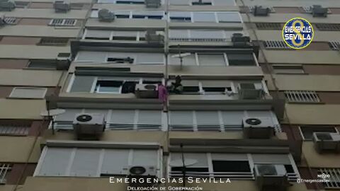 Momento en el que los Bomberos rescataban a la mujer 