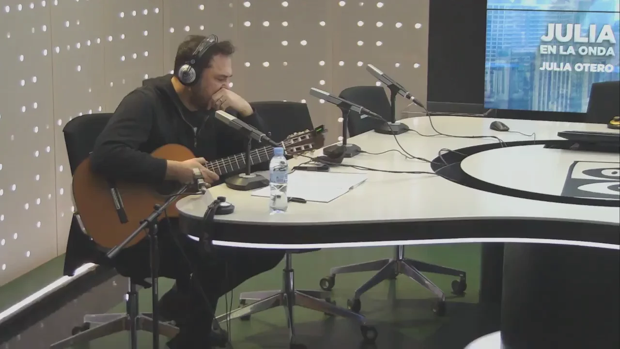 Entrevista de Ismael Serrano en Julia en la Onda Entrevista de Ismael Serrano en Julia en la Onda