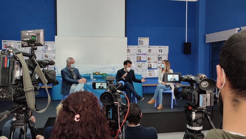 El conseller Marzà en su intervención durante la visita al CEIP 'Ntra. Sra. del Rosario' de Torrevieja