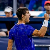 Alcaraz vence a Tsitsipas y avanza a cuartos Alcaraz vence a Tsitsipas y avanza a cuartos