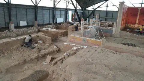 Trabajos de excavación y restauración de la Casa de los Grifos, en el yacimiento arqueológico de Complutum Trabajos de excavación y restauración de la Casa de los Grifos, en el yacimiento arqueológico de Complutum