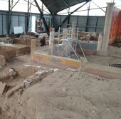 Trabajos de excavación y restauración de la Casa de los Grifos, en el yacimiento arqueológico de Complutum