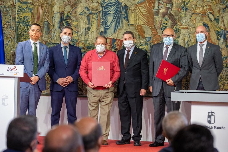 Page se quejará ante el Gobierno por las sanciones en pozos de Ciudad Real y Cuenca y apunta a "negligencia" de funcionarios Page se quejará ante el Gobierno por las sanciones en pozos de Ciudad Real y Cuenca y apunta a "negligencia" de funcionarios