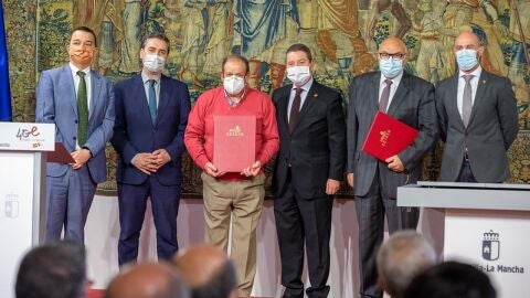 Firma del convenio para modernizar comunidades de regantes en CLM Firma del convenio para modernizar comunidades de regantes en CLM