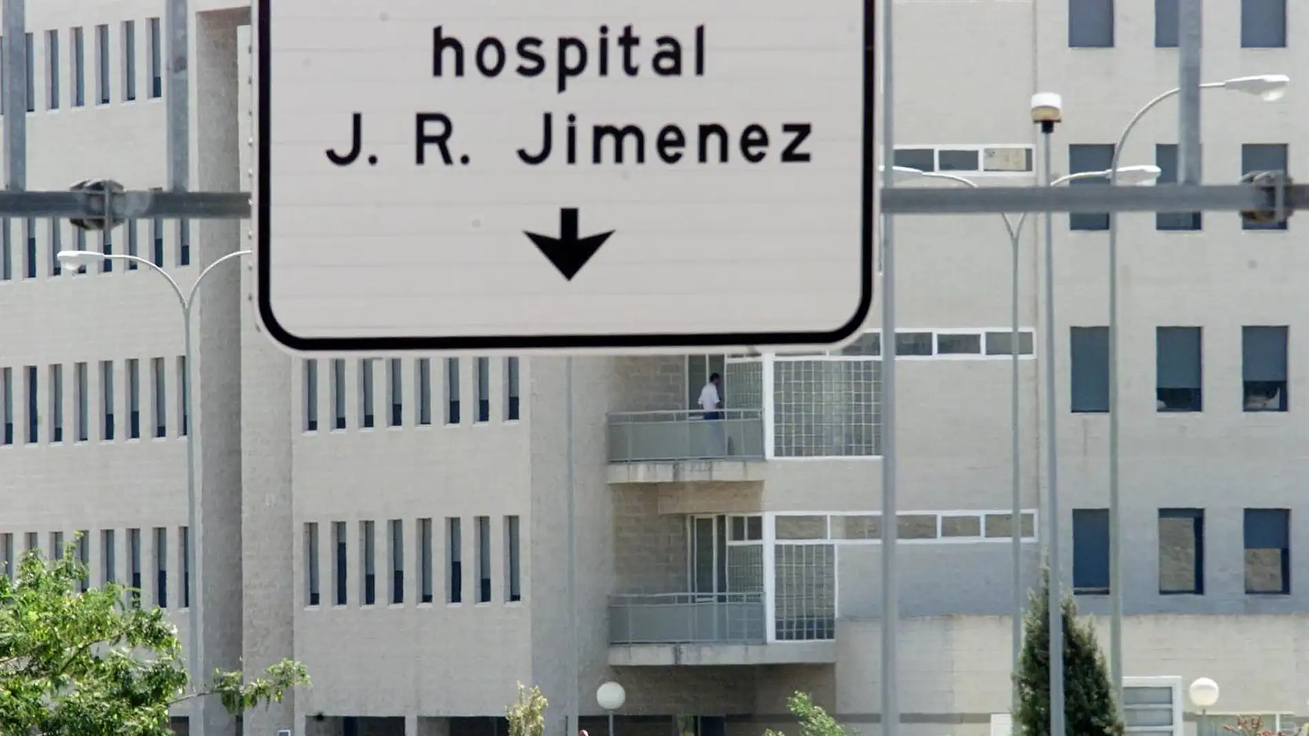 Vista del exterior del Hospital Juan Ramón Jiménez de Huelva, en una imagen de archivo. / Efe