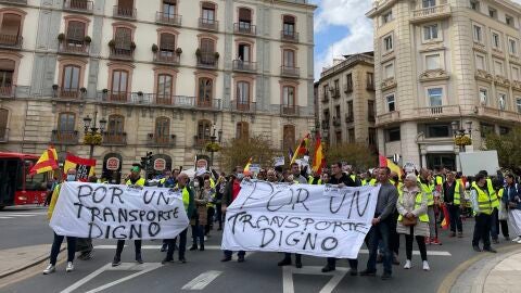 Manifestaci&oacute;n de transportistas a pie en el centro de Granada