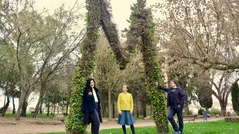 Nu Miret, Anna Guixé i David Pradas al Parc de l’ermita de la Mare de Déu de l’Horta d'Ivars d'Urgell. Nu Miret, Anna Guixé i David Pradas al Parc de l’ermita de la Mare de Déu de l’Horta d'Ivars d'Urgell.