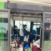 Refugiados ucranianos suben a un autobús de la EMT en Palma para ser enviados a otro centro de acogida.