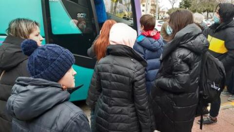 Refugiados ucranianos suben a un autobús. 