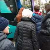Refugiados ucranianos suben a un autobús. Refugiados ucranianos suben a un autobús.