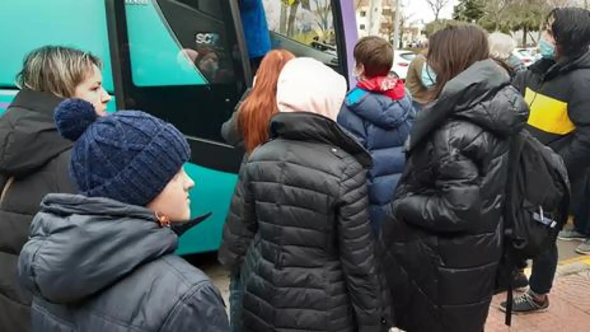 Refugiados ucranianos suben a un autobús. 