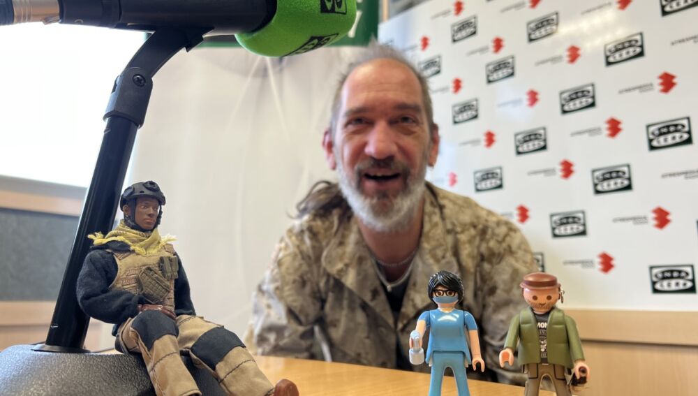 Molina, fanático de la moda militar, tiene dos figuras personalizadas con su imagen y la de su pareja