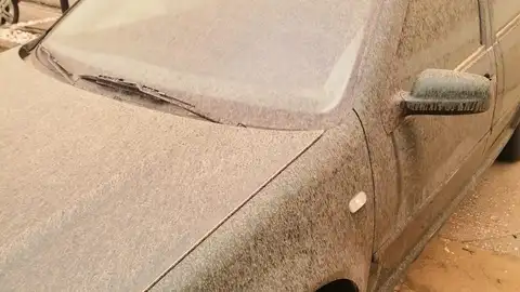 Un coche lleno de arena tras las lluvias de la semana pasada Un coche lleno de arena tras las lluvias de la semana pasada
