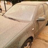 Un coche lleno de arena tras las lluvias de la semana pasada