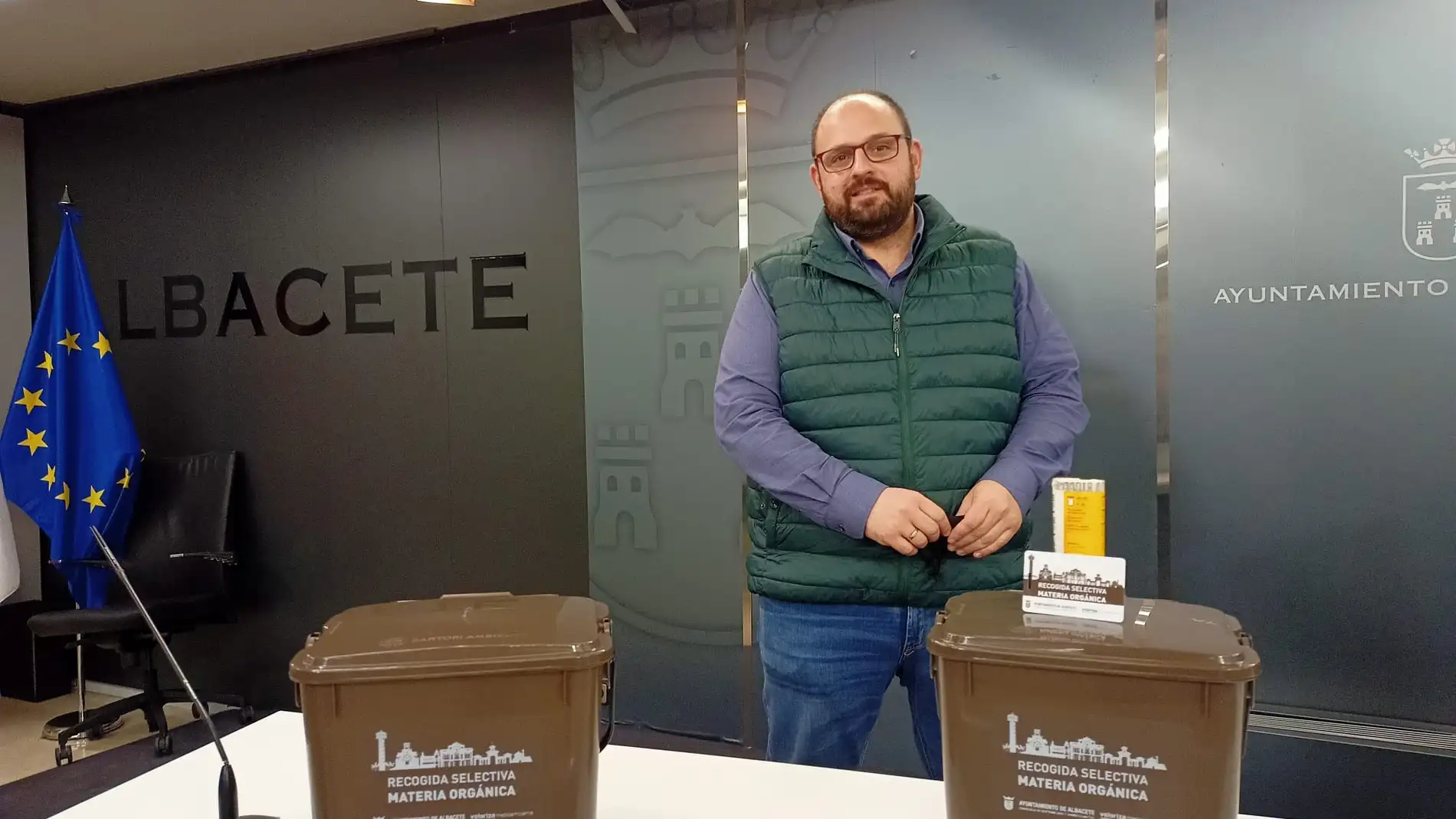 Julián Ramón, concejal de Medio Ambiente y Sostenibilidad, anunció la ampliación de contenedores marrones de reciclaje
