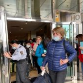 Refugiados ucranianos en Palma en puertas del Hotel Bellver donde han sido alojados temporalmente.