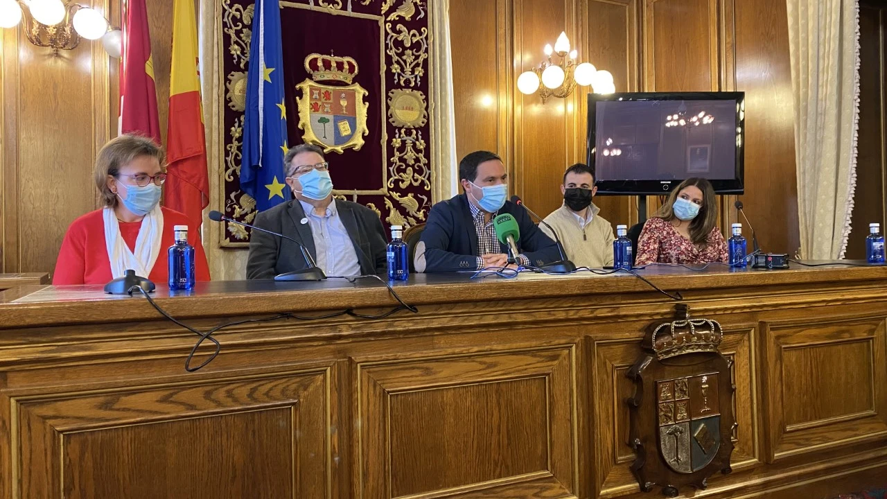Martínez Chana, en el centro, junto a dos responsables de Acción contra el Hambre y María Dolores Barber y Juani Gómez, participantes en los cursos