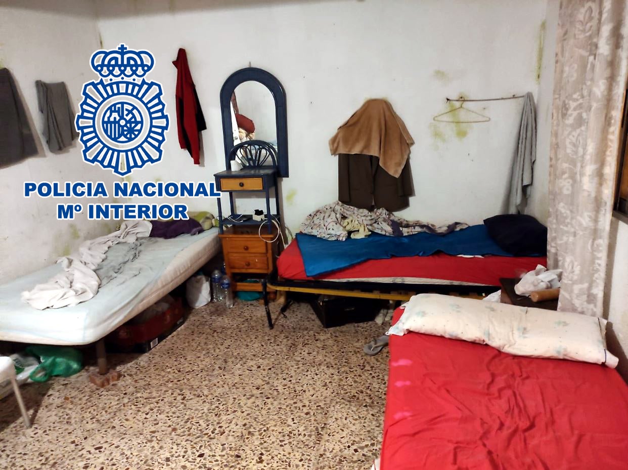 La Policía desmantela en Alicante seis 'pisos patera' y detiene a cinco personas La Policía desmantela en Alicante seis 'pisos patera' y detiene a cinco personas