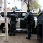 Varios guardias civiles durante una operación contra el tráfico de drogas en Palma