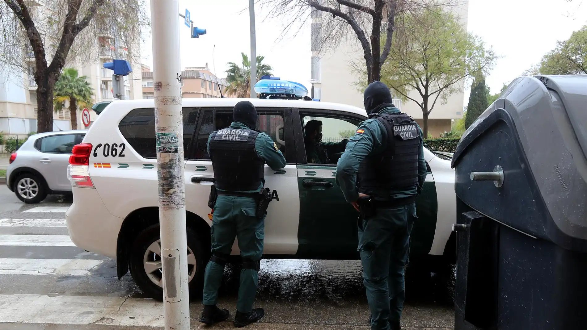 Varios guardias civiles durante una operación contra el tráfico de drogas en Palma