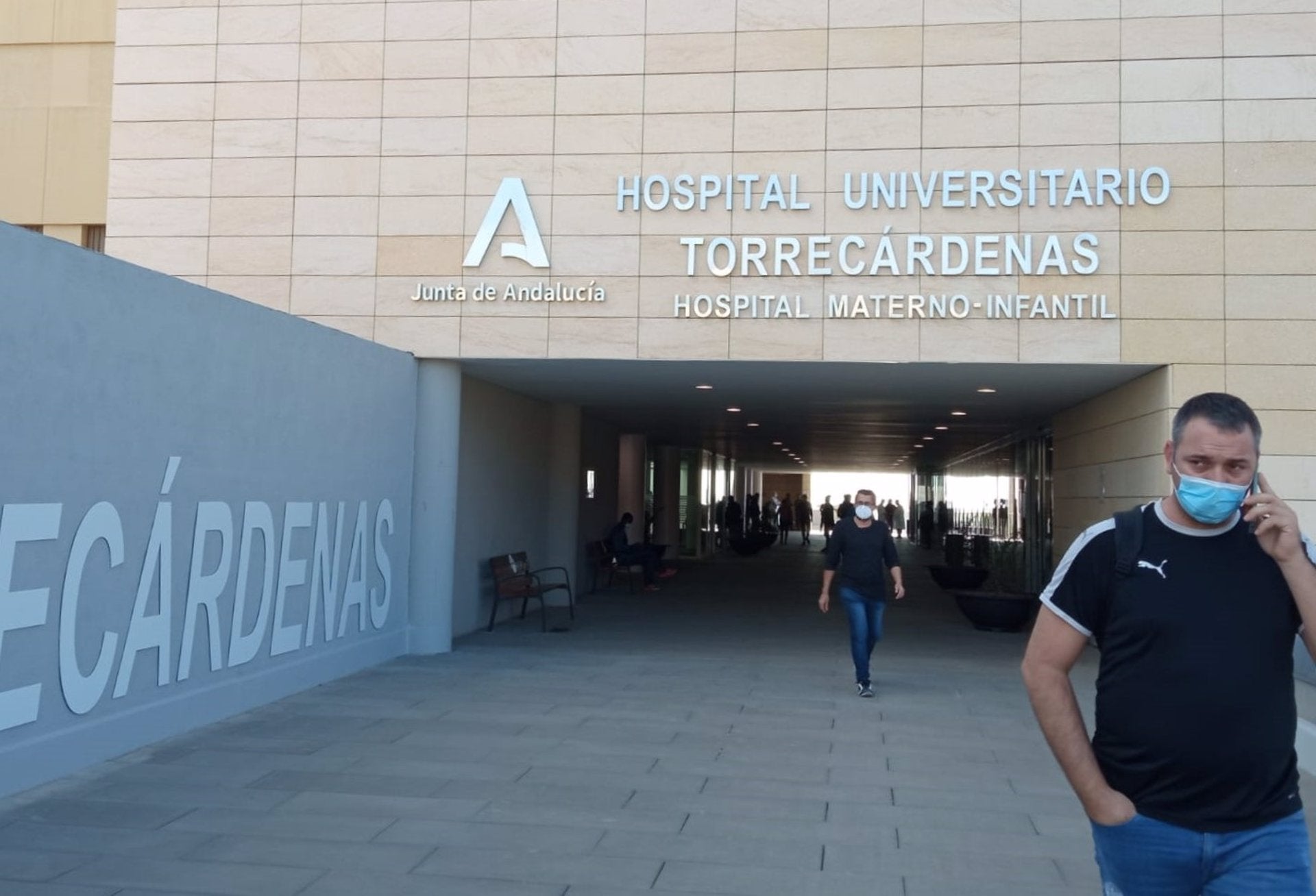Un trabajador resulta herido grave tras caerle una caja de azulejos desde un tercer piso en Roquetas Un trabajador resulta herido grave tras caerle una caja de azulejos desde un tercer piso en Roquetas