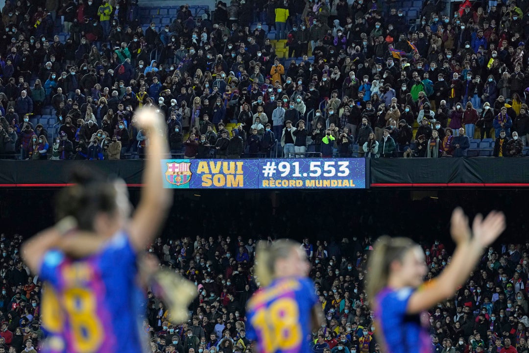 El Barça-Madrid bate el récord mundial de asistencia en un partido de fútbol femenino El Barça-Madrid bate el récord mundial de asistencia en un partido de fútbol femenino