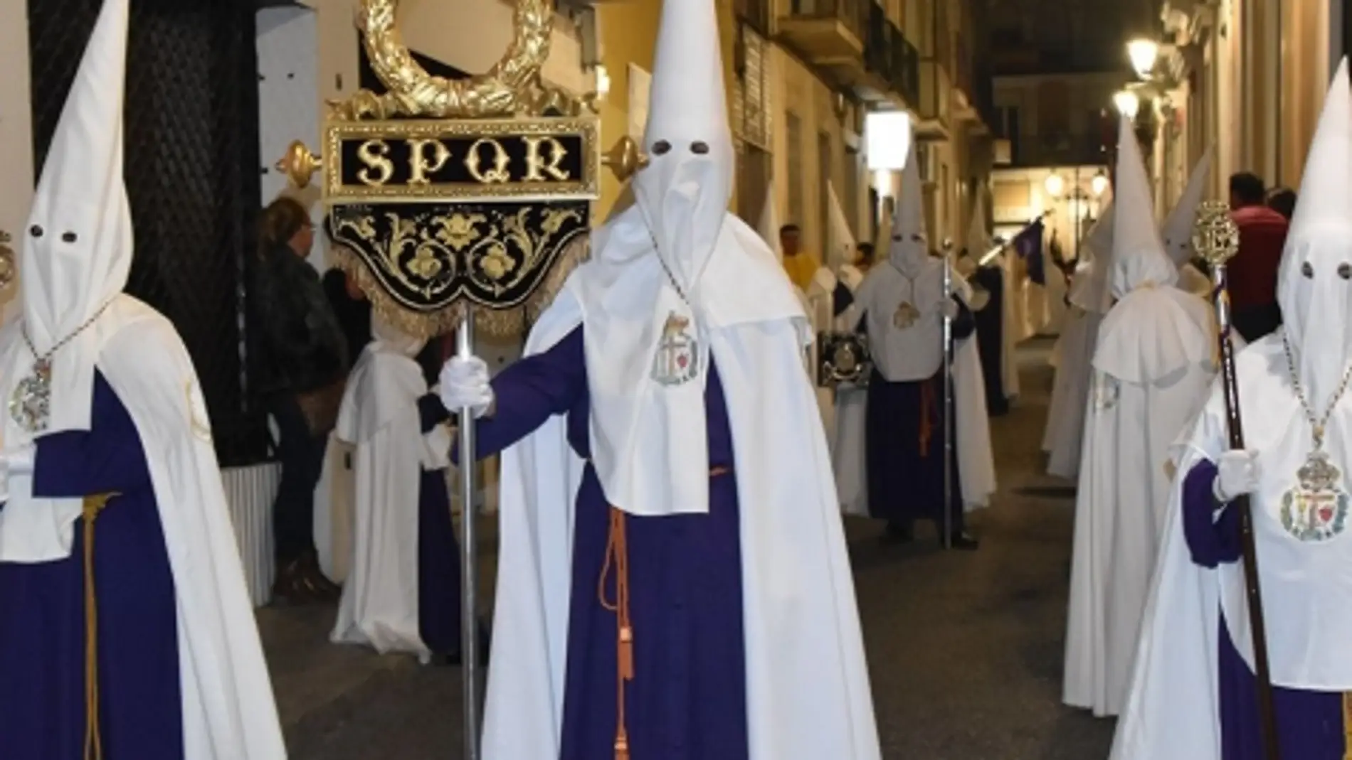 Las cofradías de Badajoz muestran, por primera vez, la indumentaria en una muestra en el El Corte Inglés