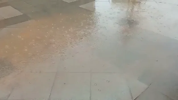 VÍDEO: Un vecino de Arabial califica de "chapuza" las obras en la calle: "Las lluvias han dejada encharcadas las aceras" VÍDEO: Un vecino de Arabial califica de "chapuza" las obras en la calle: "Las lluvias han dejada encharcadas las aceras"