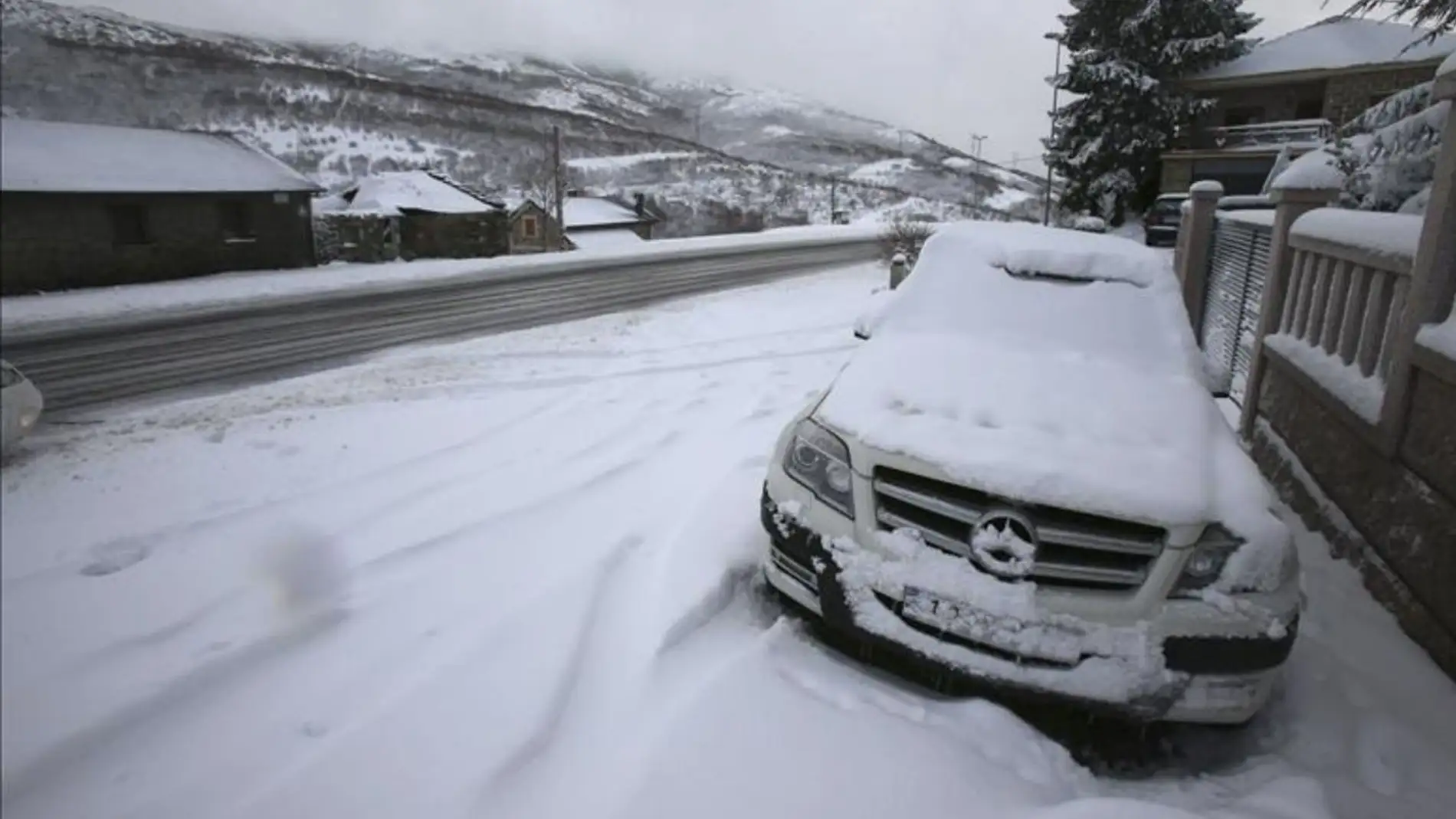 Un coche cubierto por la nieve | Foto: EFE