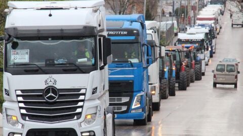 Imagen marcha lenta camioneros en La Solana