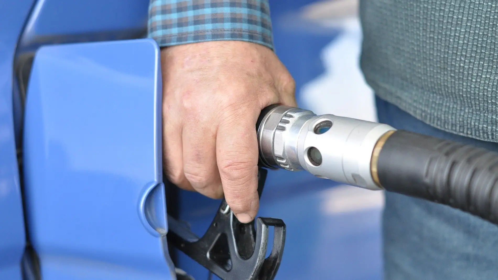 Un hombre echando gasolina al coche | Foto: Pixabay