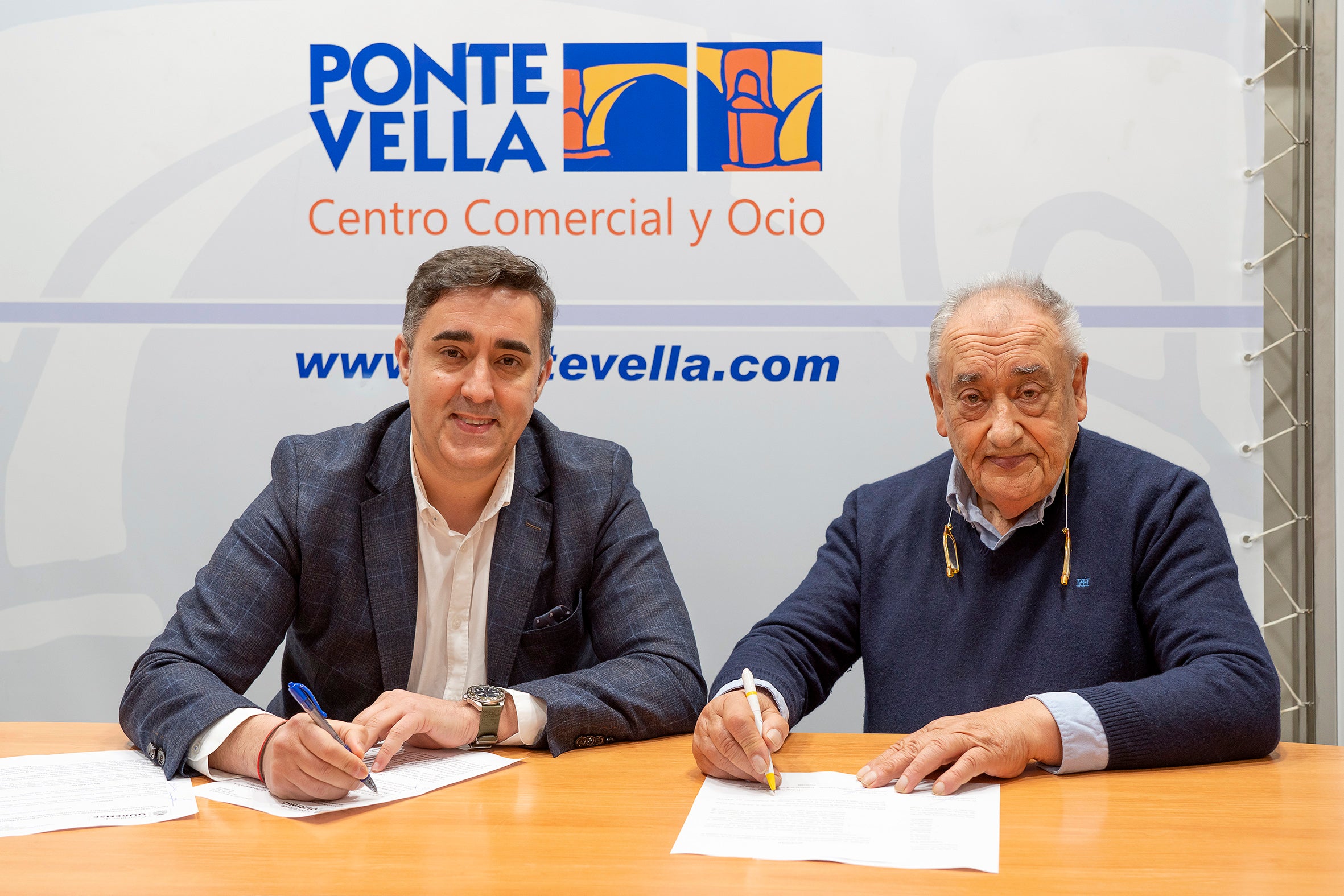 O Concello de ourense e Ponte Vella alíanse para por en valor as terrazas do centro comercial O Concello de ourense e Ponte Vella alíanse para por en valor as terrazas do centro comercial